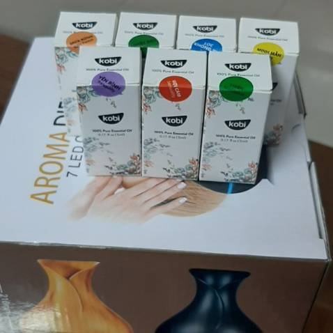 Đã mua của Kobi nhiều lần rồi nhưng đây là lần đầu tiên mình mua tinh dầu blend. Mình thử luôn 7 mùi hiện đang bán nói chung cảm giác sau khi dùng với máy xông rất tuyệt vời. Hơi khó mô tả nhưng khác với tinh dầu 1 mùi hương, tinh dầu dạng mix này mùi hương rất lạ. Trước mình cũng đã thử mix vài loại nhưng không được thành công lắm. Thôi dù sao cũng đáng đồng tiền bỏ ra. Nên mua thử nha mn. Bao bì của Kobi thì không có gì phải bàn, khen hết lời luôn: đơn giản nhưng tinh tế lắm. Tiki giao hàng siêu tốc, shipper thân thiện. 10đ cho chất lượng. Cám ơn Kobi nhiều, sẽ tiếp tục ủng hộ ạ.