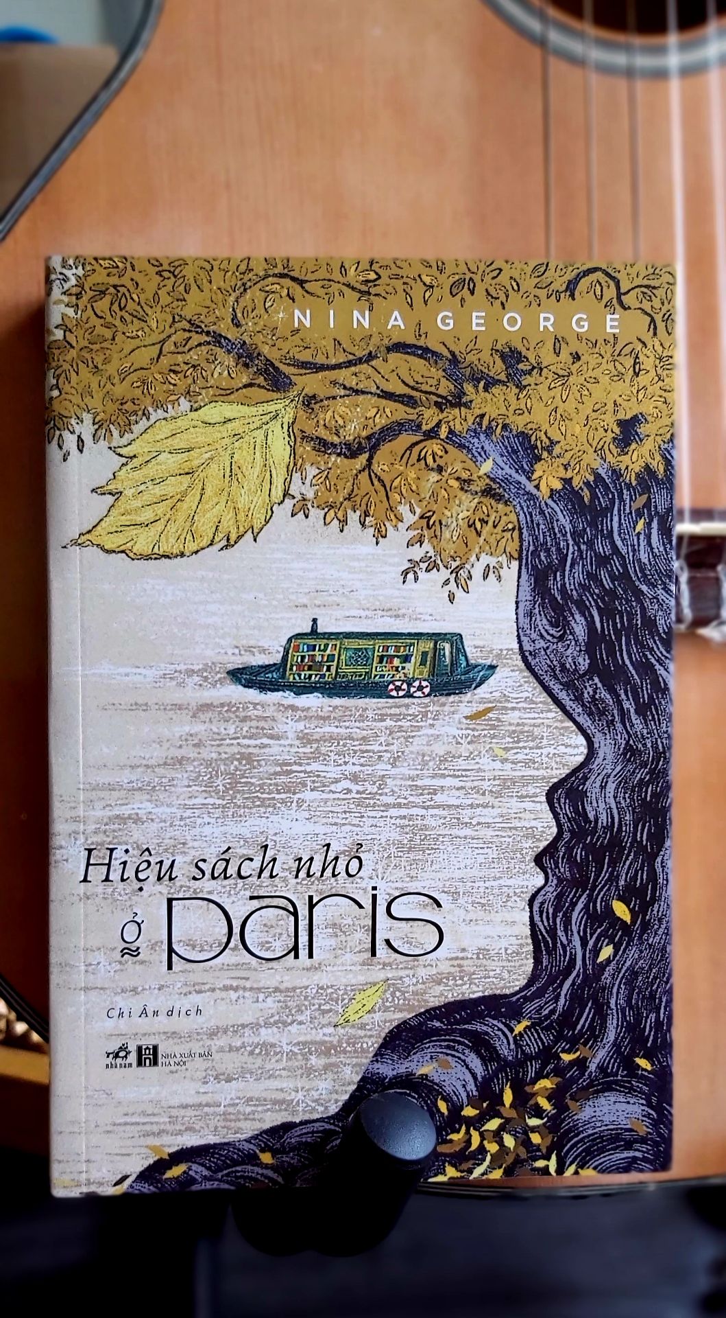 Jean Perdu, chủ một hiệu sách nhỏ ở Paris mang tên Hiệu thuốc văn chương, có biệt tài lắng nghe người khác. Ông bán sách cho độc giả như kê đơn thuốc cho tâm hồn họ. Ông sống bình dị và lặng lẽ, cho đến một ngày một sự tình cờ buộc ông phải xới lên quá khứ sâu thẳm đã chôn vùi hai mươi năm trời, để rồi dấn thân vào một hành trình đầy bi thương … “ Nếu bạn đang muốn bị mê hoặc đến quên cả. Sự đời trong vòng vài giờ đồng hồ, hãy ngồi xuống và đọc cuốn tiểu thuyết thông minh và hấp dẫn này."