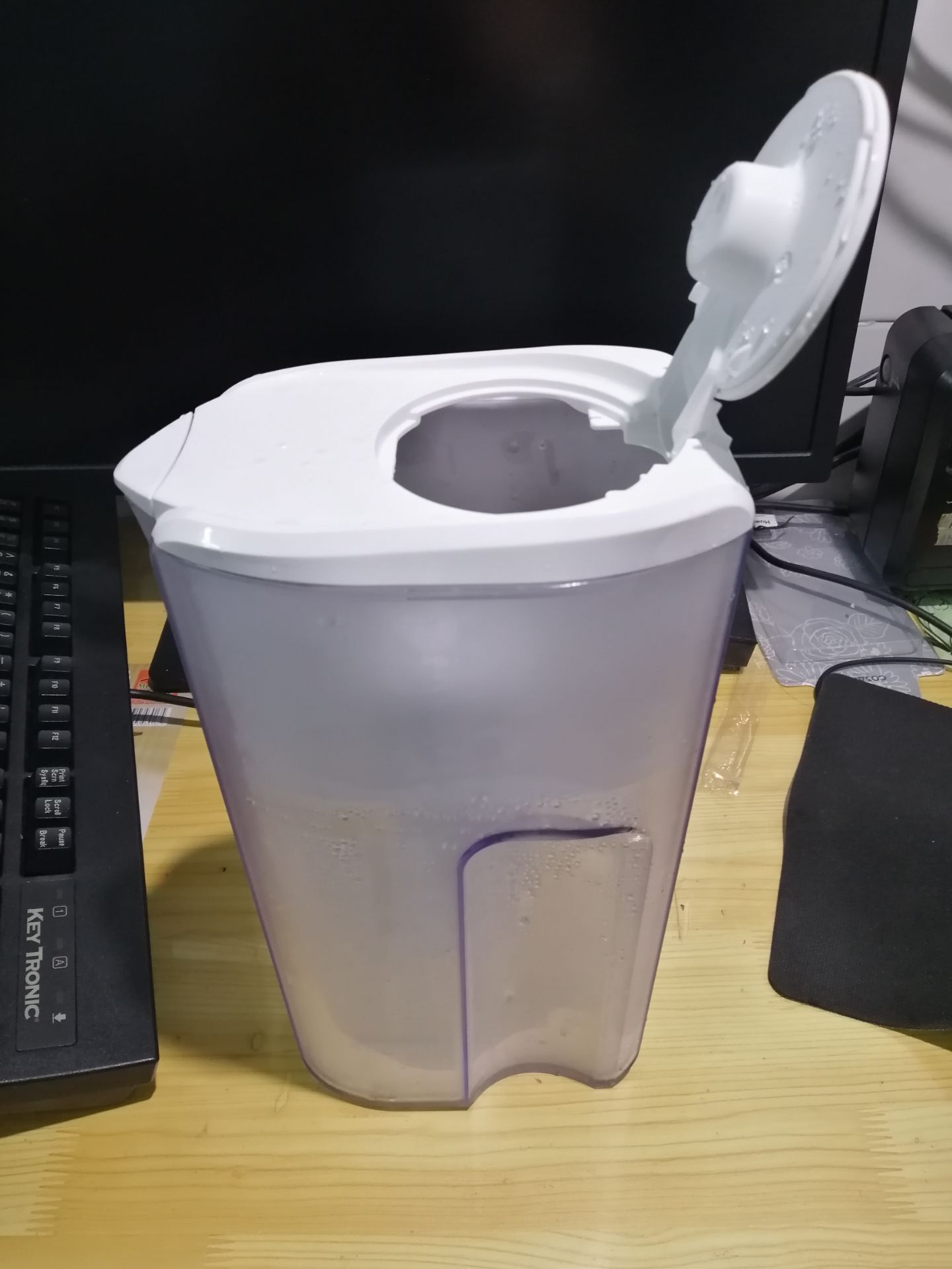 Bình lọc gọn, dễ sử dụng, lọc đầy bình 1.5l phải châm nước 2 lần. Nước lọc ra vẫn còn lờ lợ hơi khó uống, lúc đầu mình cũng xác định loại cầm tay thì cũng không yêu cầu cao, nên lọc nước dùng để pha cafe, pha trà thì ok.