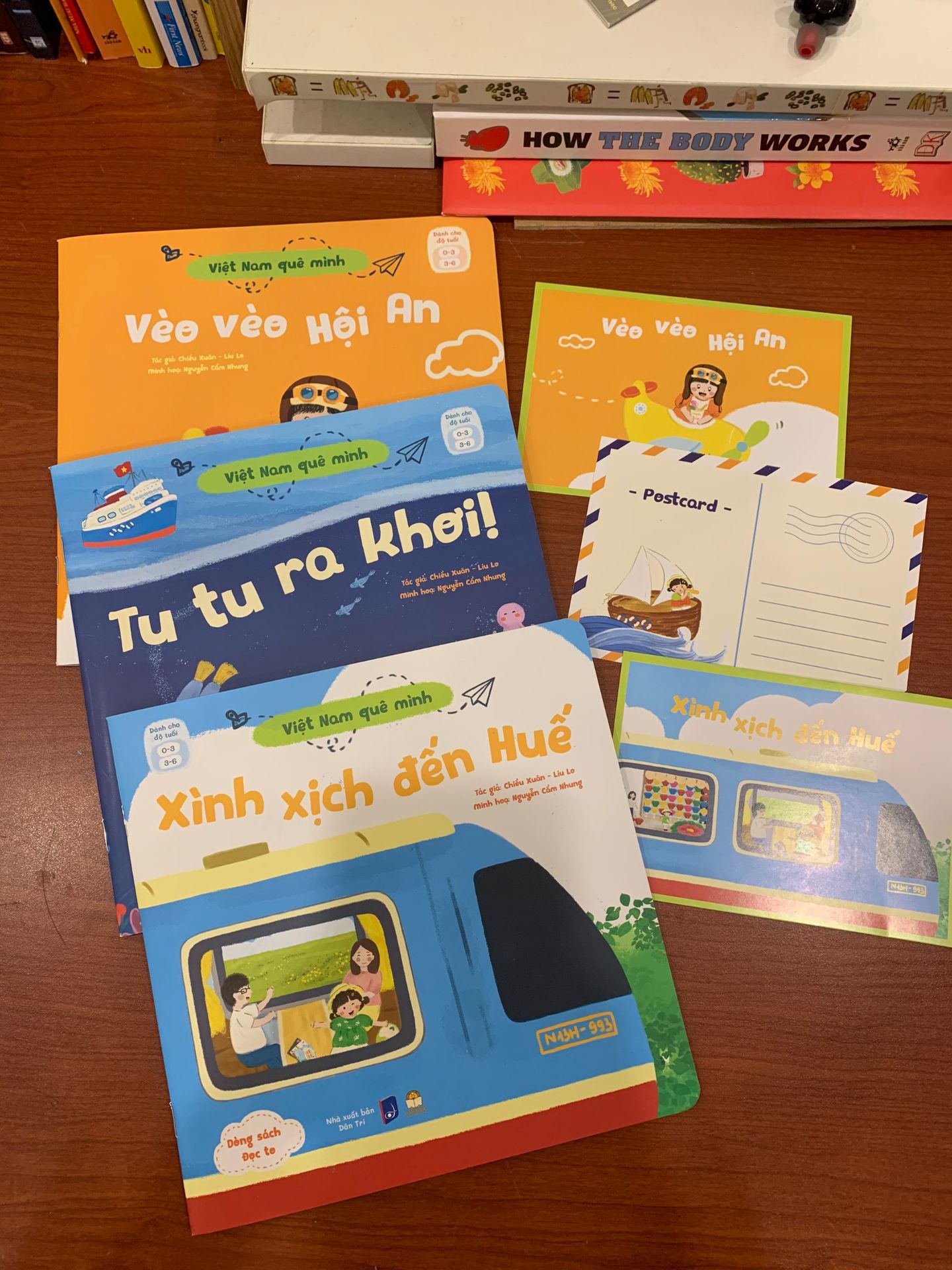 Sách rất đẹp từ lời thơ đến hình minh họa.
Mình mua combo này bị thiếu mất 1 quyển nhưng bên Lions Book rất nhanh đã gửi bù cho mình quyển bị thiếu.
CSKH bên Lions Book rất tốt, rất đáng mua.