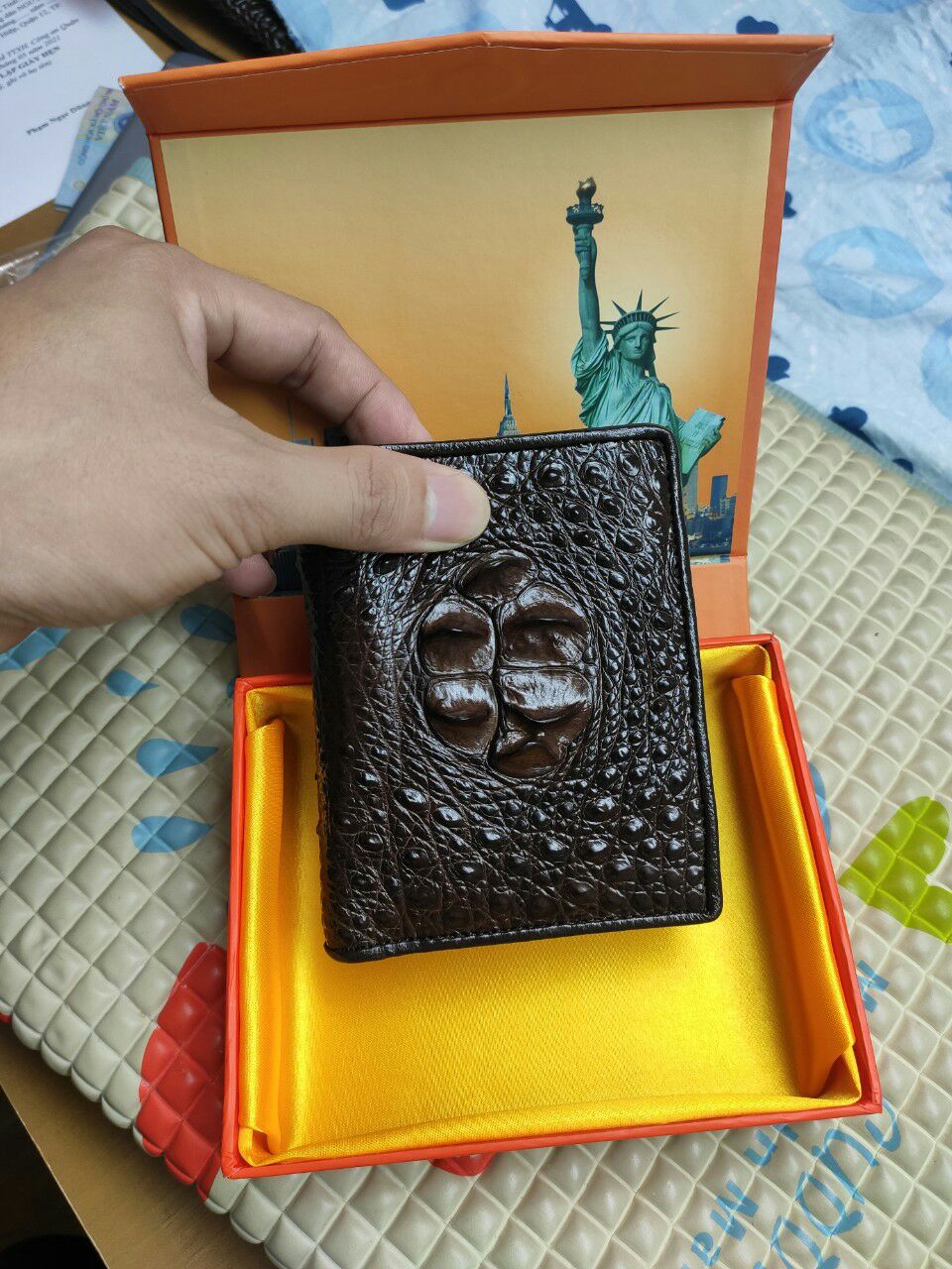 Cái thứ 2 mua của shop. Cũng uy tín như lần trước. Sp da cá sấu thật nên rất bền. Giá cũng ok ko cao cũng ko quá thấp. Tóm lại thấy an tâm