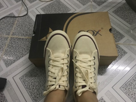Giày xinh lắm nha, vải dày, đế hơi cứng nhưng lót giày rất êm. Kiểu dáng basic, thon gọn, màu kem nên dễ mang cũng như phối đồ. Mà dây giày hơi dài nhen, vướng víu dễ bị xổ dây á. Mình chọn đúng size (Converse và Bitis Hunter mình đều mang 37) vì cũng không thích mang rộng, thích mang vừa thôi :3. Bạn nào mua thì mình nghĩ cũng nên chọn đúng size, vì mang rộng dễ bị nhấc gót á (phần này Dincox nên cải thiện thiết kế nè). Tổng thiệt hại là 372k, quá ổn cho một đôi giày local brand như này. Đây là đôi mà cá nhân mình thấy có thiết kế đẹp nhất cho tới hiện tại của Dincox. Mình sẽ quay lại ủng hộ nếu Dincox có thêm các sản phẩm xuất sắc hơn. Cảm ơn Dincox :3
