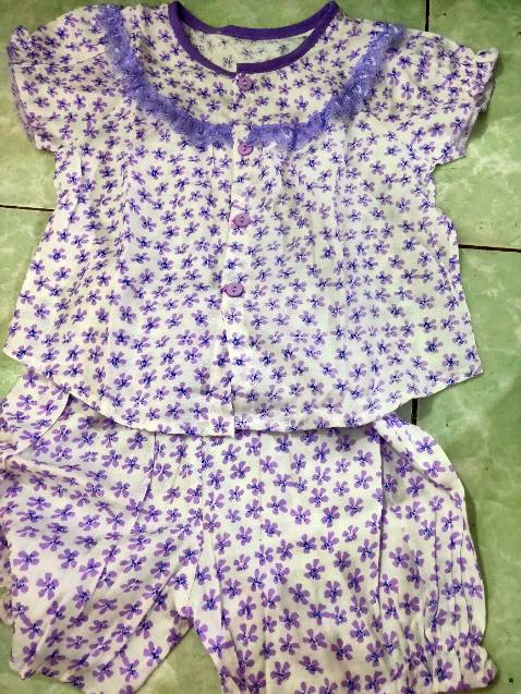 Săn sale lần 3 bộ giá phải chăng lắm. Bộ sóc cưng, vải thun cotton hơi dày, mặc chắc nóng hơn vải lanh của bộ màu tím. Quần áo bé shop thiết kế kiểu dễ thương.