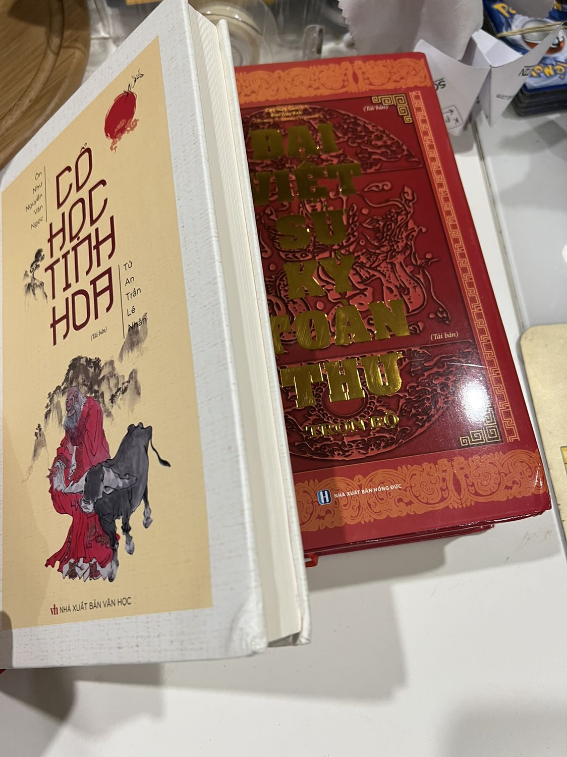 Sách mới bị gãy bìa như vậy sao shop cũng giao cho khách vậy?