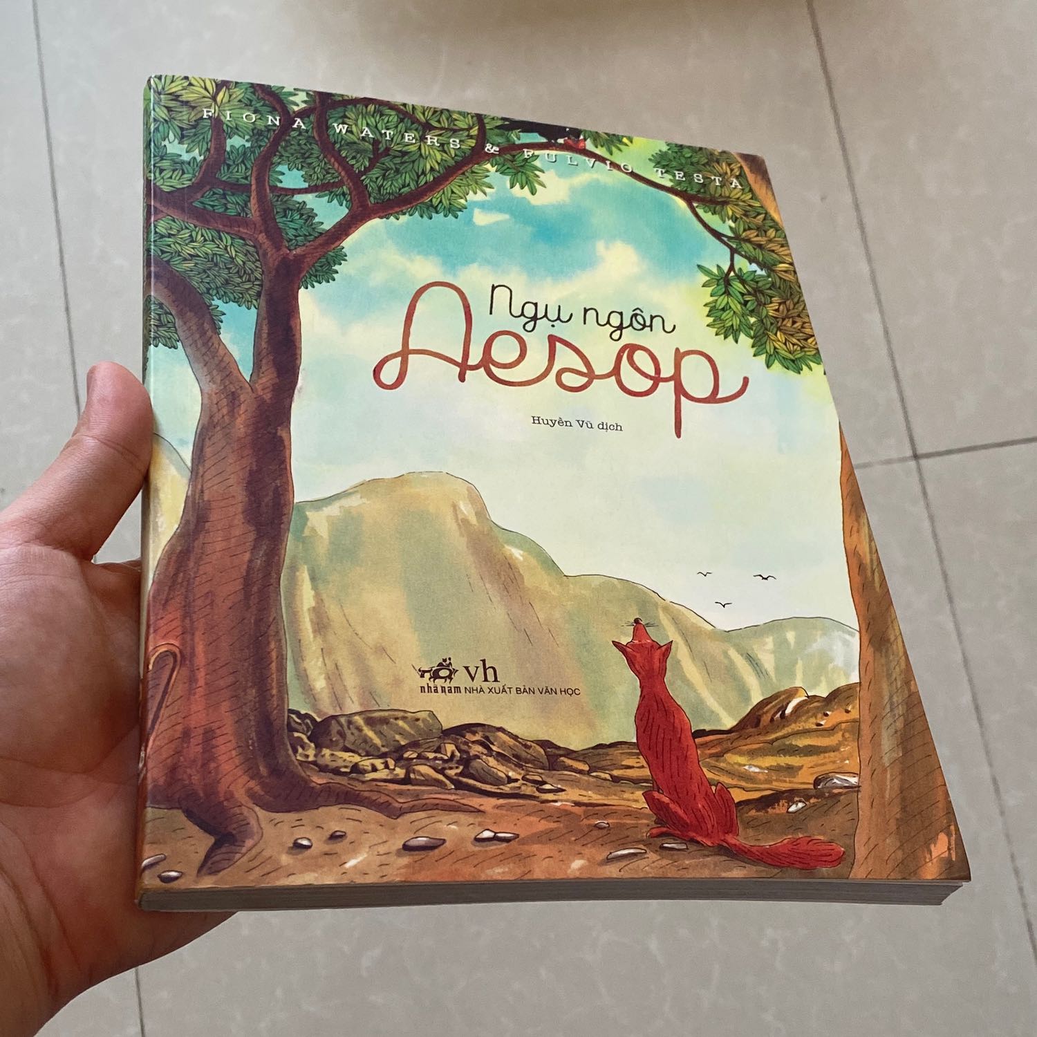 Cuốn sách bao gồm tuyển tập truyện ngụ ngôn được kể bởi Aesop, trong đó có nhiều truyện khá quen thuộc với bạn đọc Việt Nam như là "Con cáo và chùm nho". Do Aesop kể truyện ngụ ngôn chứ không ghi lại nên tác phẩm có nhiều dị bản. Bản mình có được là của Nhã Nam. Thiết kế to, trang giấy dày. Mỗi truyện ngụ ngôn bao gồm 2 trang, một trang truyện, một trang minh hoạ. Nhìn chung thì chữ ít, tranh nhiều.

Về nội dung thì không có quá nhiều điều để nói, do đây đều là những câu chuyện ngụ ngôn ngắn gọn, thường lấy hình ảnh các con vật như sư tử, cáo, thỏ, ếch,... Các hình minh hoạ cũng được vẽ khá đẹp, tuy nhiên nét vẽ có cảm giác không kĩ lưỡng, ví dụ như vẽ mắt con vật cứ loạn lên loạn xuống, nhìn khá stupid.

Đánh giá cá nhân: 3/5