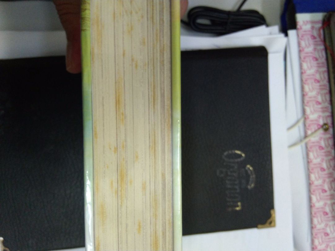 Tiki giao hàng nhanh nhưng sách đã bị ố vàng, phía góc bên phải sách hơi méo, chắc do va đập khi vận chuyển, mình đã yêu cầu Tiki đổi trả rồi.