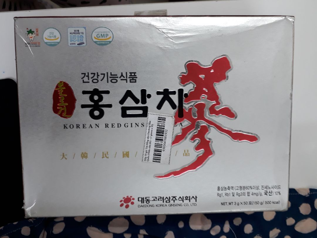Lần thứ 2 mua trà sâm trên Tiki. Lần trước mua từ ncc khác tem niêm phong bị rách. Lần này đã né ncc đó rồi mà vẫn bị nhận hàng giống như đã qua sử dụng. Mà ncc quatangme này giá cao hơn chỗ khác 40k nhưng vì có giao 2h nên mình mua để sớm nhận đc hàng. Vỏ hộp cũ, rách, tem dán bám bụi không còn dính, mở ra từng gói trà xếp lộn xộn, giống như có người đặt hàng mà ko đủ nên gom gói lẻ và kiếm hộp cũ cho vào. Sp chưa dùng nên ko biết ntn.