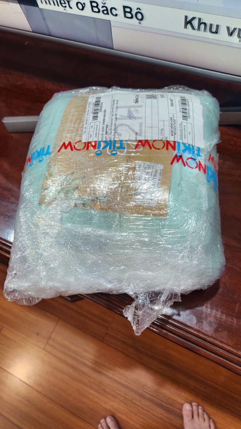 chăn nhẹ, trong tầm giá thế là ổn. Tiki giao nhanh