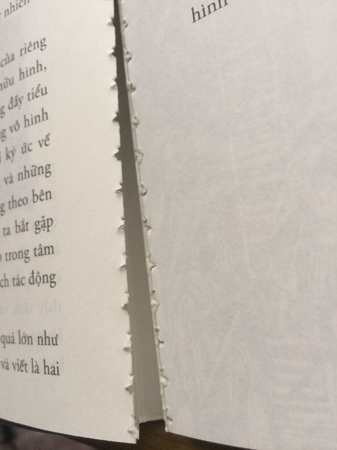 Cực kì khó chịu.
Quyển sách mua cũng không phải rẻ có bé tí bằng bàn tay thôi và mỏng thì chất lượng cũng phải ổn chứ. Đằng này vừa giở quyển sách ra đã bung bét hết r bay hết các trang.
K hiểu chất lượng in ấn kiểu gì.