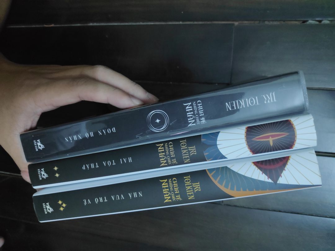 Do tiki chỉ có sẵn 1/3 cuốn trong bộ nên tập 2 và 3 tôi đã mua trực tiếp ở Nhã Nam.
Khi tôi nhận tập 1 từ tiki, sách rất tệ: 
- Bìa sách đã bị gãy, có thể do nhân viên thao tác bọc bookcare gây ra.
- Có phải do gói gém Bookcare nên tiki đã không giao cho tôi hoặc chủ định lược bỏ cover rất đẹp của sách? Mà cái bộ này quý ở công sưu tâm cả bộ cover hoàn chỉnh, vui lòng xem ảnh chụp bộ sách thảm hại của tôi.
Tôi đề nghị tiki hỗ trợ trả lại hàng và hoàn tiền. Hoặc đổi cho tôi cuốn mới không có dịch vụ bookcare vì tôi đã trải nghiệm dịch vụ bookcare làm mất cover thế này thì rất tệ, thà không có bookcare.