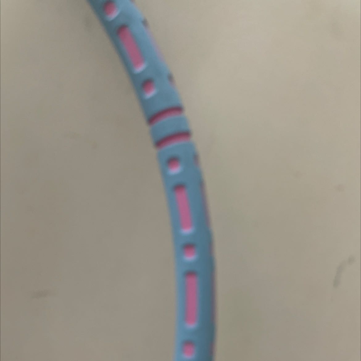 Vòng đẹp ,ok .nhưng bảng nhỏ lắc hơi đau ,phải to lắc mới đỡ đau hơn . Có mút nên cũng đỡ bớt .mua thêm cái cặp vô lắc cho đỡ . Vòng đẹp ,ok .nhưng bảng nhỏ lắc hơi đau ,phải to lắc mới đỡ đau hơn . Có mút nên cũng đỡ bớt .mua thêm cái cặp vô lắc cho đỡ .