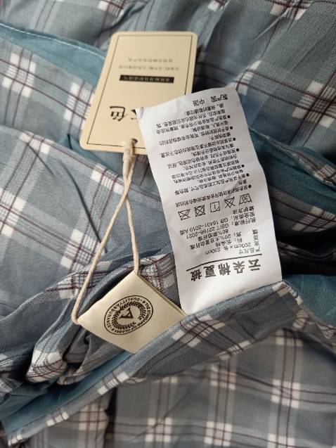 Đúng với mô tả, chăn khá đẹp, thích hợp dùng điều hoà. Chỉ trừ duy nhất là bông bị dồn ở góc.