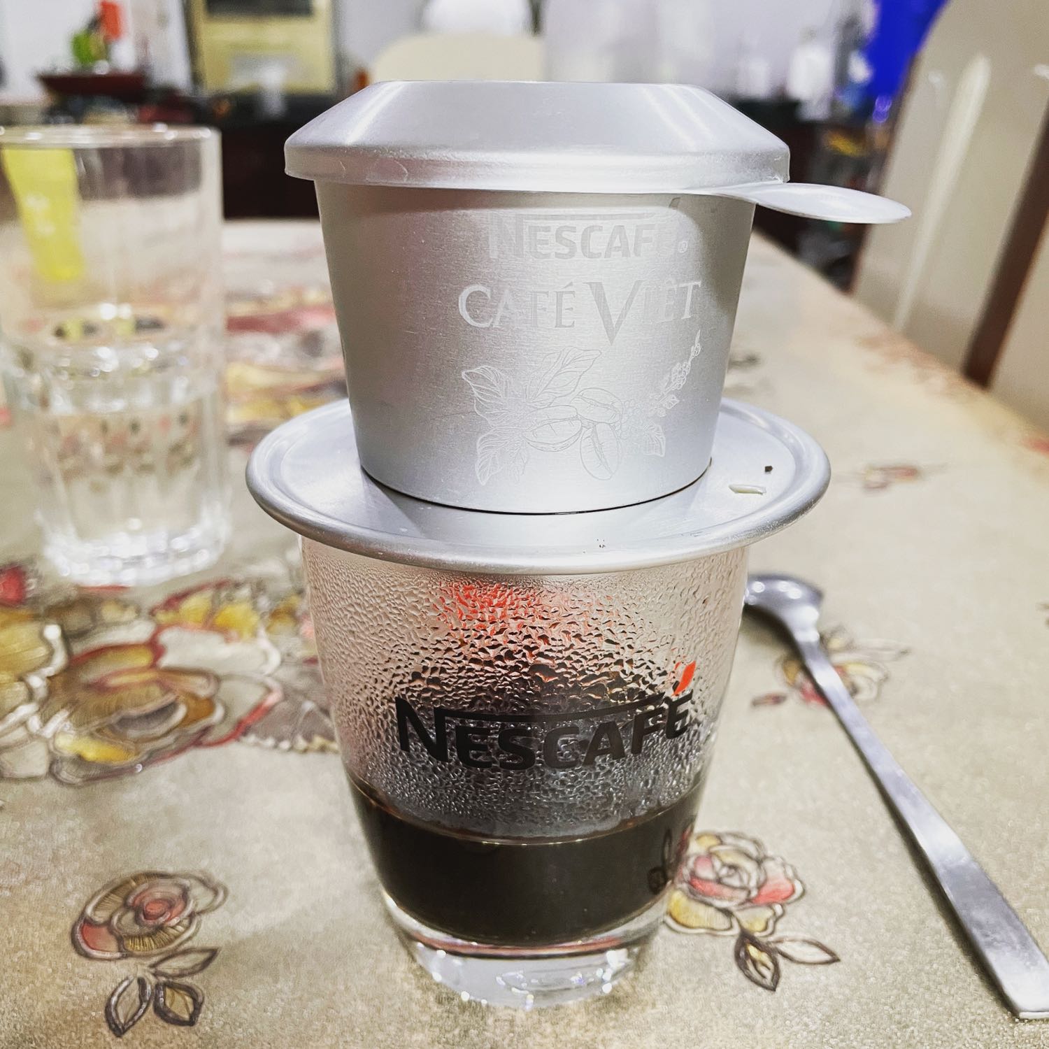 Mới mua về khui hàng pha cafe liền. Ấm này đang dùng thấy tốt nên đặt thêm. Giá rẻ, ấm đẹp, khi đun có ánh led xanh nhìn hay hay!