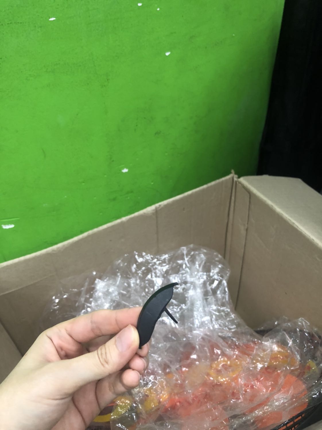 Trời, nếu có âm sao thì mình đã đánh giá âm sản phẩm này luôn chứ không phải 1 sao đâu. Mình chọn nhà cung cấp là Tiki Trading chứ ko phải những cửa hàng kia, dù cho nếu mua ở các nhà cung cấp kia thì được freeship. Freeship đó nhaaa
-..-
 Còn mua ở Tiki Trading mặc dù sản phẩm trên 300k những vẫn tốn phí ship 40k. Mình chả hiểu vì sao phải tốn phí luôn nhưng thôi kệ. Và vì sao mình lại đi chọn cái mắc hơn? Vì mình đọc review thấy nhiều bạn mua sp bị bể bị hư. Nên nếu mua các cửa hàng kia mình hơi lo lắng nên đã chọn tiki trading dù cho nó mắc hơn, chỉ để đảm bảo giao 1 phát là chắc cú xài được. Nhưng rồi sao. Giao về sp cho mình lại bị bể 1 miếng như vậy. 
Quạu trong lòng 1 tí rồi nha. 
Rồi sao, giờ phải đợi tiki đổi hàng hả?? Và mình lại phải ngồi trong cái khí nóng nực này tiếp vài ngày??
Mình trả tiền sp mắc hơn chỉ để đổi lại trải nghiệm không vui?
Tiki liên hệ mình ngay nha, trước khi mình quạu trong lòng 1 đống.