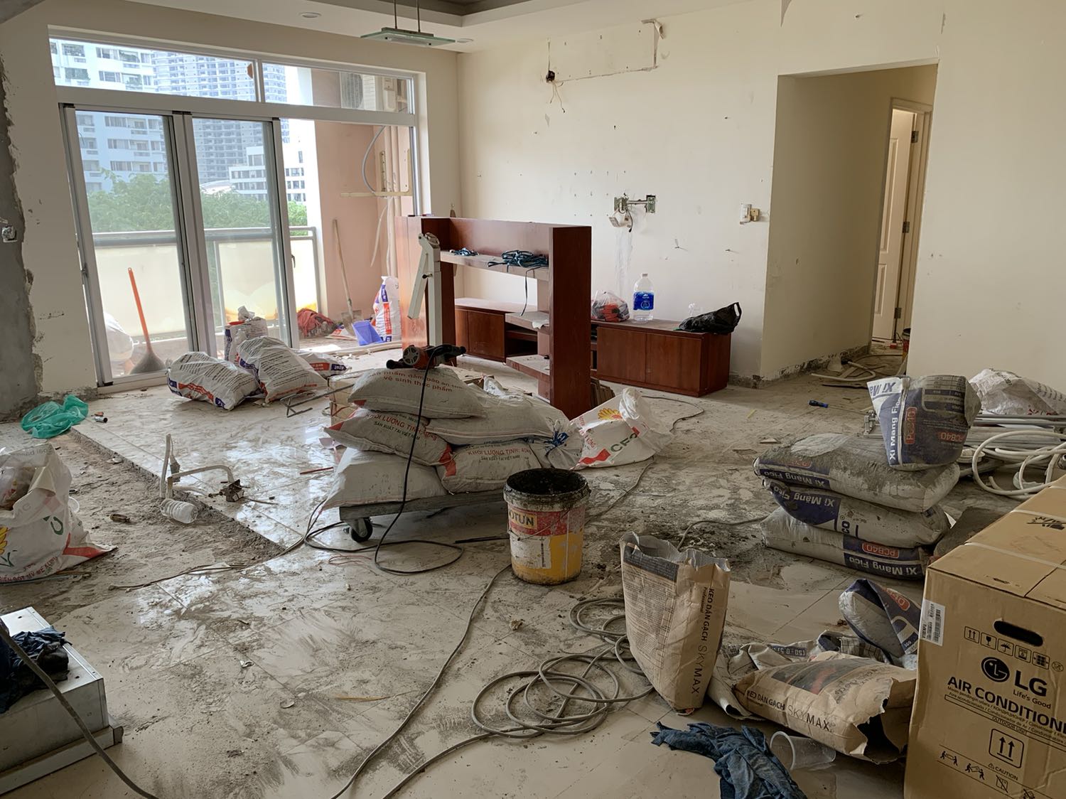 Nhân viên lắp đặt cực kì thiếu trách nhiệm, giao hàng hơn 1 tuần rồi, 5 lần 7 lượt gọi cho tiki yêu cầu xuống lắp đặt nhưng cứ hẹn tới hẹn lui, lần nào nv tổng đài cũng xin lỗi nhưng vẫn ko đến lắp, đến lúc tới thì bảo ko lắp đặt dc do ko có móc treo, mình nói lắp móc treo đi mình trả tiền cho, rồi còn yêu cầu mình tự gỡ cái đèn trần đi rồi mới lắp, trong khi cái đèn cũ vặn vít là ra, nhân viên hẹn bữa khác mang móc treo rồi đi về và tiếp tục chuỗi ngày chờ đợi. Đến lúc liên lạc lại (tự giới thiệu là nhân viên Nguyễn Kim đến lắp đặt dùm) thì báo giá 400k, thế là mình gọi dịch vụ ngoài đến lắp cũng 400k, làm ngay trong ngày, biết vậy ngay từ đầu gọi dịch vụ đỡ mang cục tức, vậy cũng quảng cáo là miễn phí lắp đặt !