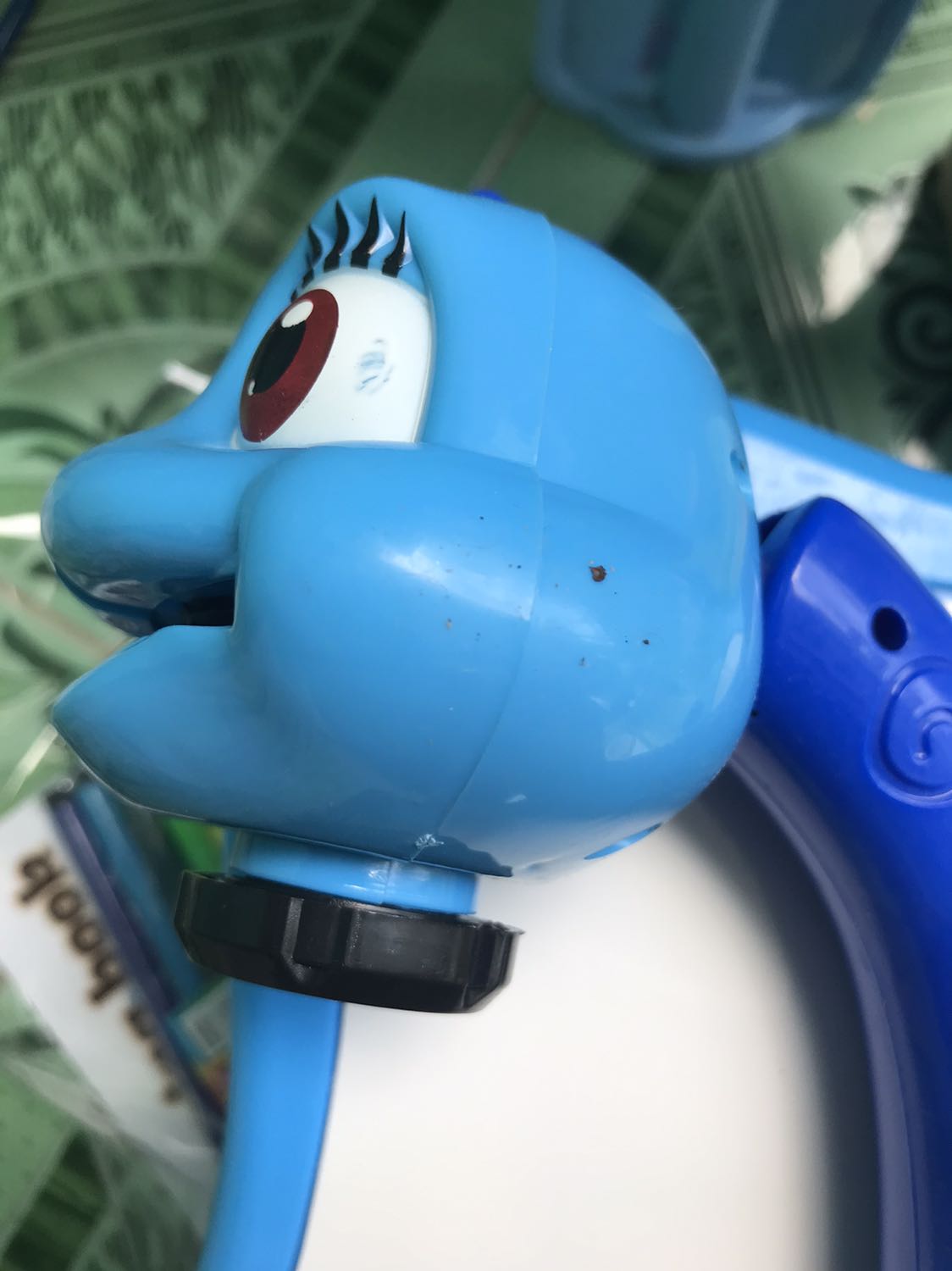 Đóng gói rất ẩu, nên khi nhận đc thùng bên ngoài móp hết, sp thì dính dơ , nhỏ hơn so với suy nghĩ khi nhìn thấy hình mô tả. Bé chưa 3 tuổi mà ngồi để chơi như chơi đồ hàng. Mình tưởng như bàn học ngồi vẽ cho thoải mái. Nhưng đc cái hình chiếu nét, giao hàng nhanh.