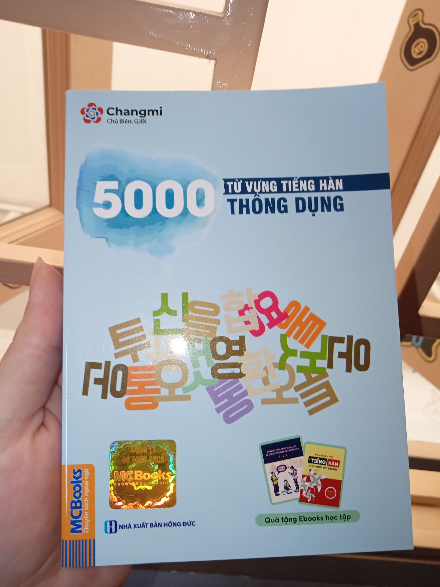 Sách size nhỏ nhưng xinh xĩu, chưa thấy từ điển nào lại có nhiều màu sắc đến vậy. Sách size nhỏ nhưng xinh xĩu, chưa thấy từ điển nào lại có nhiều màu sắc đến vậy.