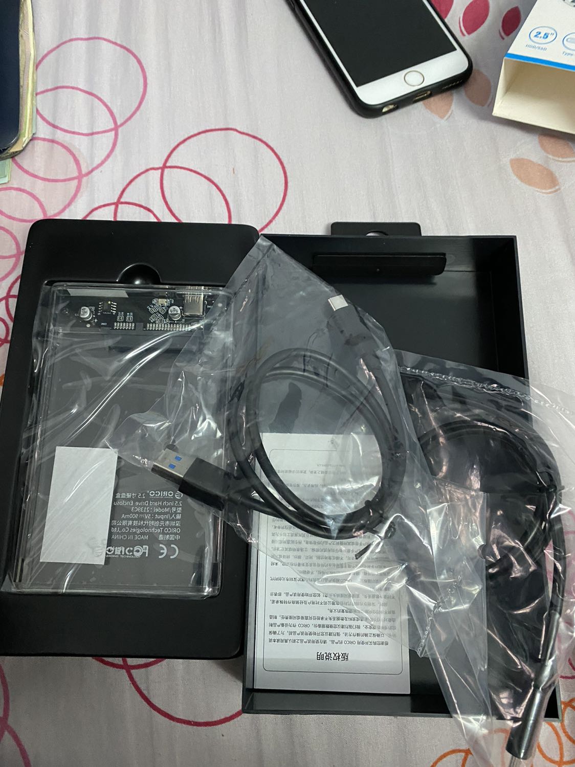 Giao nhanh như Tiki rất đáng tiền, hàng chuẩn, box đẹp tuy nhiên màu trong quá, màu nâu khói sẽ đẹp hơn nhiều. Có 2 cáp c to c và c to usb 3.0 nên rất tiện cho các bạn kết nối với cả laptop cao cấp lẫn đời cũ.