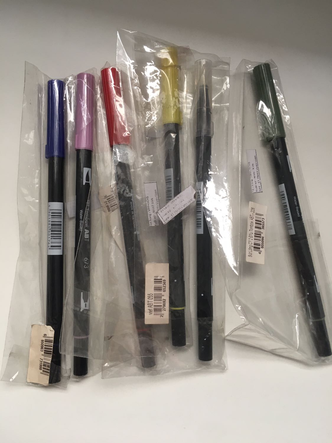 Bút đẹp, viết êm, giá rẻ 35k, đóng gói cẩn thận, bị bụi vài cây ở ngoài nhưng không sao 💯💯💯