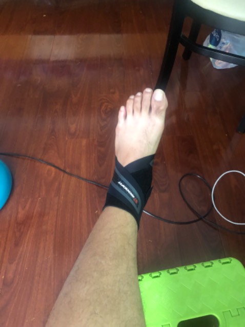 Chơi cầu lông bị chấn thương. Sau đó mình mua xài để giảm đau khi đi lại và hạn chế chấn thương, kết quả hàng rất tốt giảm đau và hạn chế chấn thương rất nhiều.
Nếu được shop có thêm video hướng dẫn thì dễ quấn hơn so với hình ảnh.