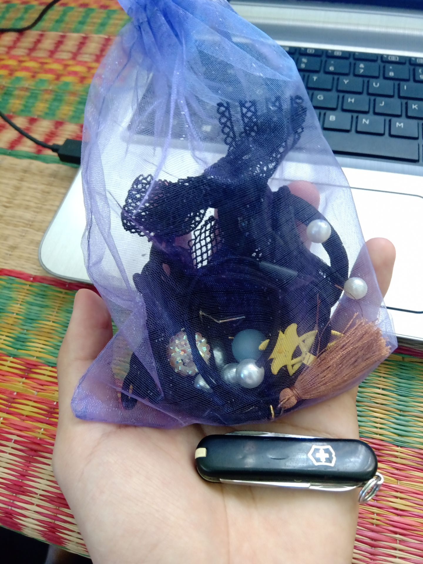 Giao hàng cực nhanh luôn nha, mình đặt tối hôm kia là chỉ 2 hôm sau nhận được hàng rồi. 
Shipper thân thiện, gọi mình hỏi có nhà không, nói có phát là chạy tới liền 5* anh shipper.
Sản phẩm đầy đủ y như hình. Do mua tặng nên mình chưa đánh giá chất lượng chuẩn như người hay dùng được, nhưng cảm quan thì thấy tốt, dây thun cũng ổn, không biết sài nhiều sẽ thế nào, nhưng trước mắt là tốt. Mình mua của nhà bán Beri.
Thích nhất khoảng freeship, vì mình không mua đơn hàng trên 250k nên có freeship rất là tiện lợi luôn.