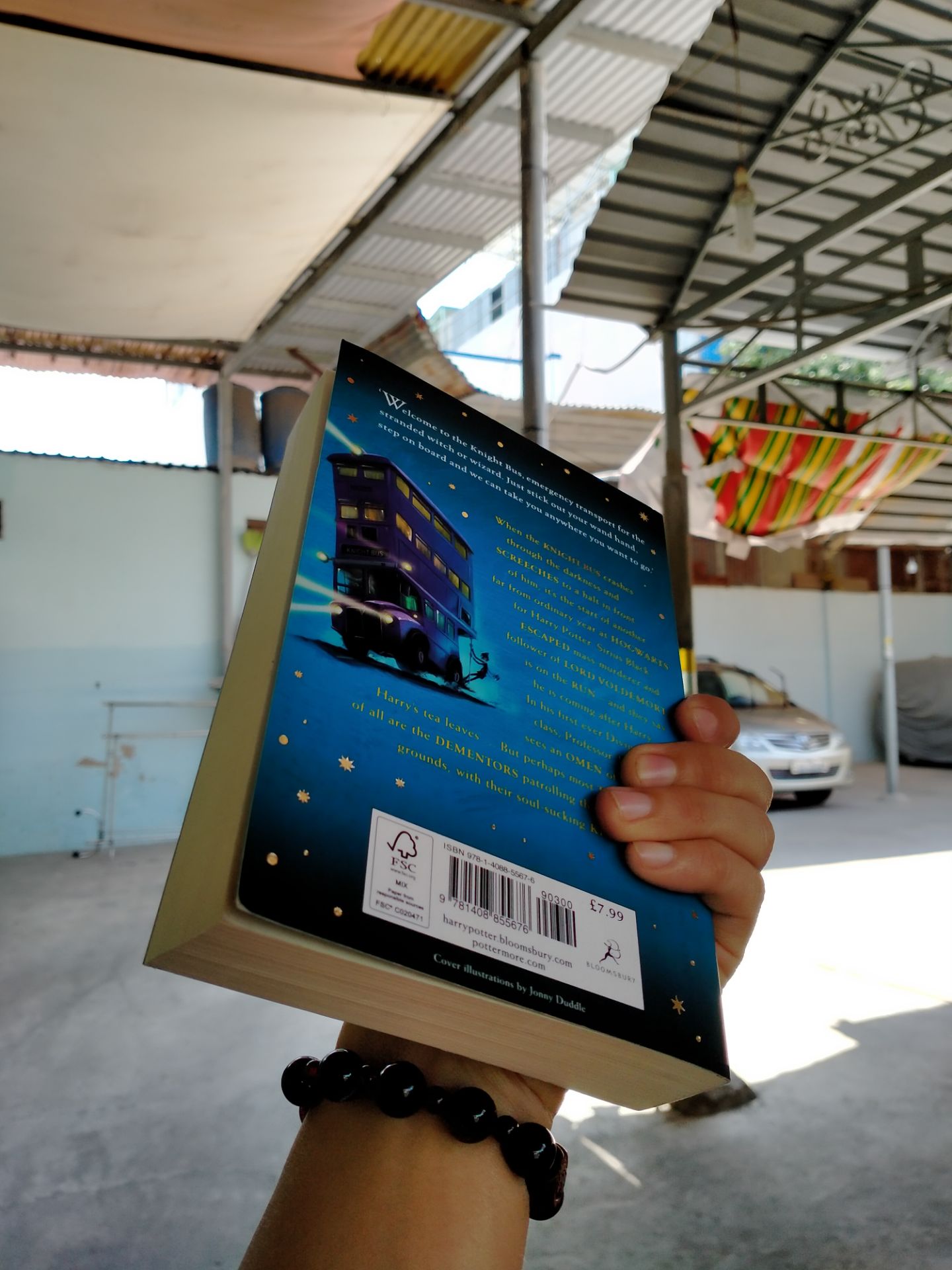 Bìa rất đẹp và các góc của sách đều không bị móp méo. Chất lượng giấy cũng tốt.