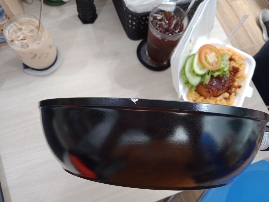 hàng bụi nhiều, bị mẻ, viền bị trầy nhiều >>> định cho 1* nhưng hàng giảm giá nên 2*