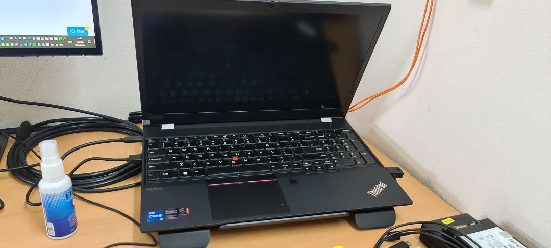 Quạt êm ru luôn, vẫn mát, dùng cho mục đích văn phòng thì quá ổn.