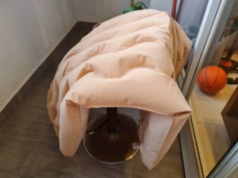 Tấm lót nằm, bơm hơi lên bị xì