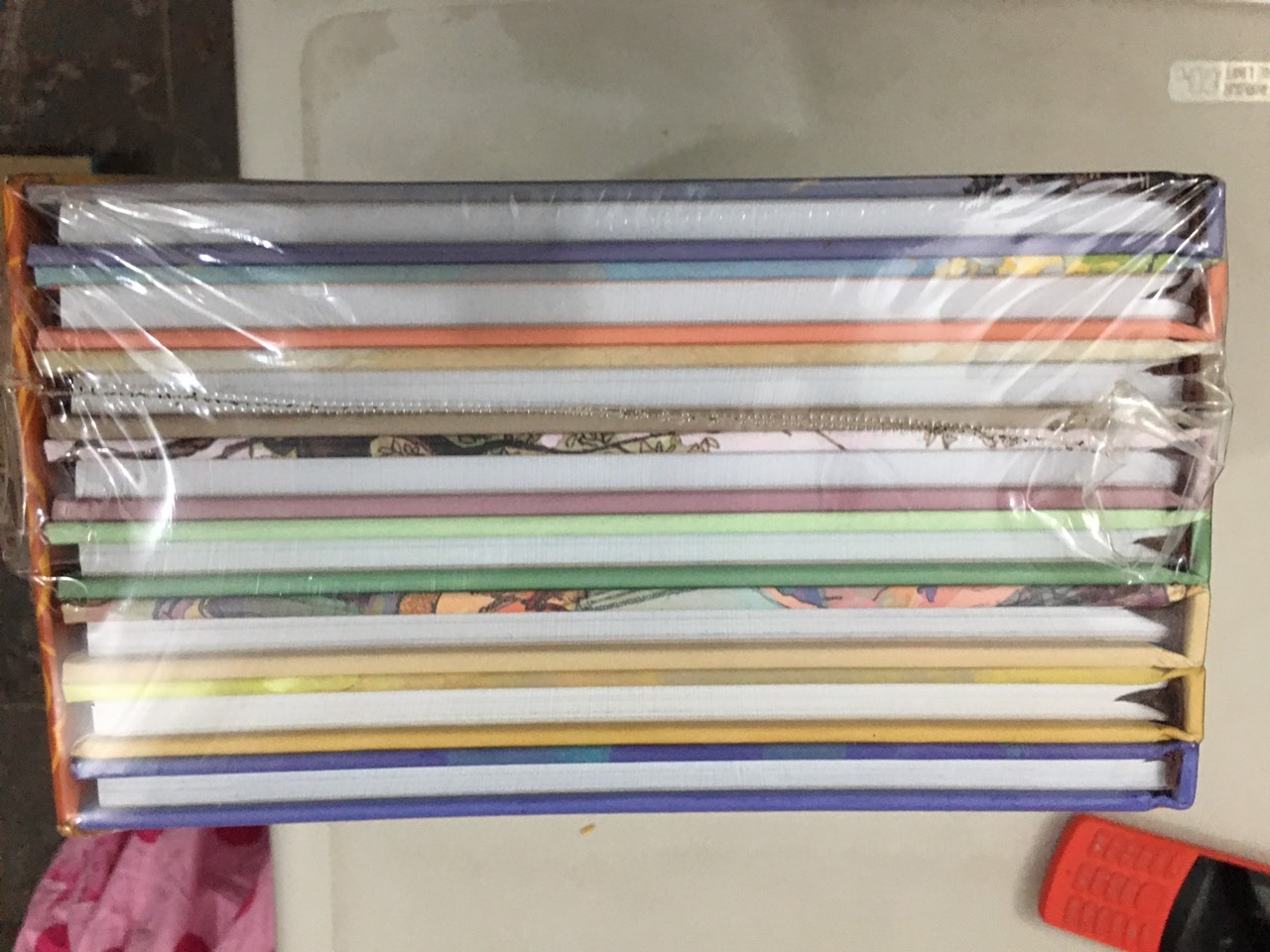 Bộ sách không chỉ được chuyển đến địa điểm đúng thời gian trong hộp bảo quản tốt, mà quan trọng hơn là rất đúng lúc cho hai cháu tôi - một cháu học lớp 6 có các bài học về lịch sử cổ đại thế giới và Việt Nam, và một cháu học lớp 7 với những bài học lịch sử về thời kỳ Trung cổ (bao gồm cả các triều đại phong kiến Việt Nam).