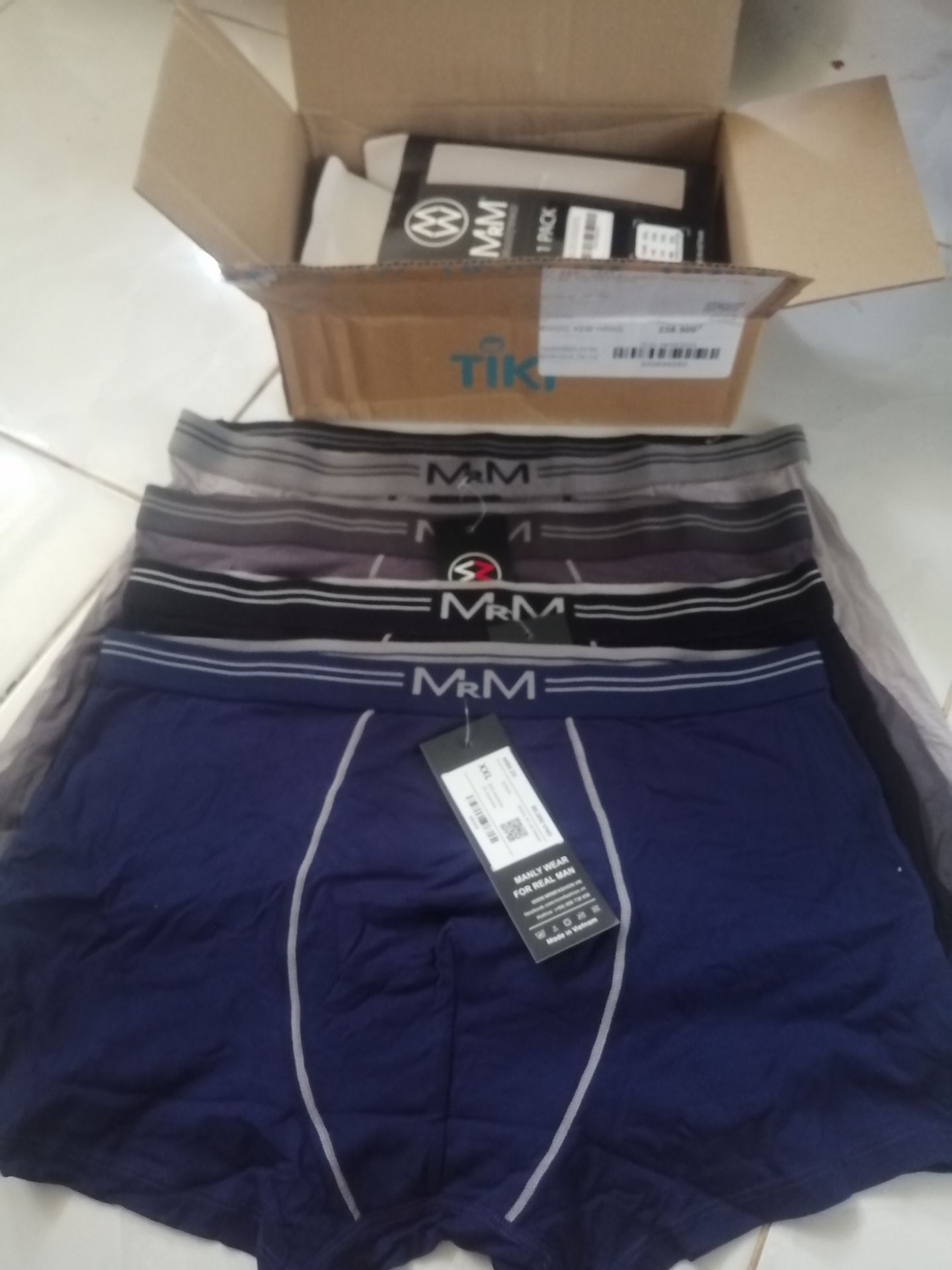 Vỏ hộp hơi bị móp,trước khi mở thì khi lắc đã nghe thấy tiếng kêu cộp cộp,không thích điểm này,khui hàng thấy 4 quần box đúng như đã đăng còn tặng kèm khẩu trang(dù thực sự không cần lắm),quần mặc rộng thoải mái co dãn khá nhưng có điều không thực sự quá ôm sát(vùng nhạy cảm) nên không thực sự đánh giá quá cao,giá khoảng 240k=60.4 cho mỗi cái quần,tóm lại là chất lượng tương xứng với giá tiền,không có gì nhiều để phàn nàn,ok