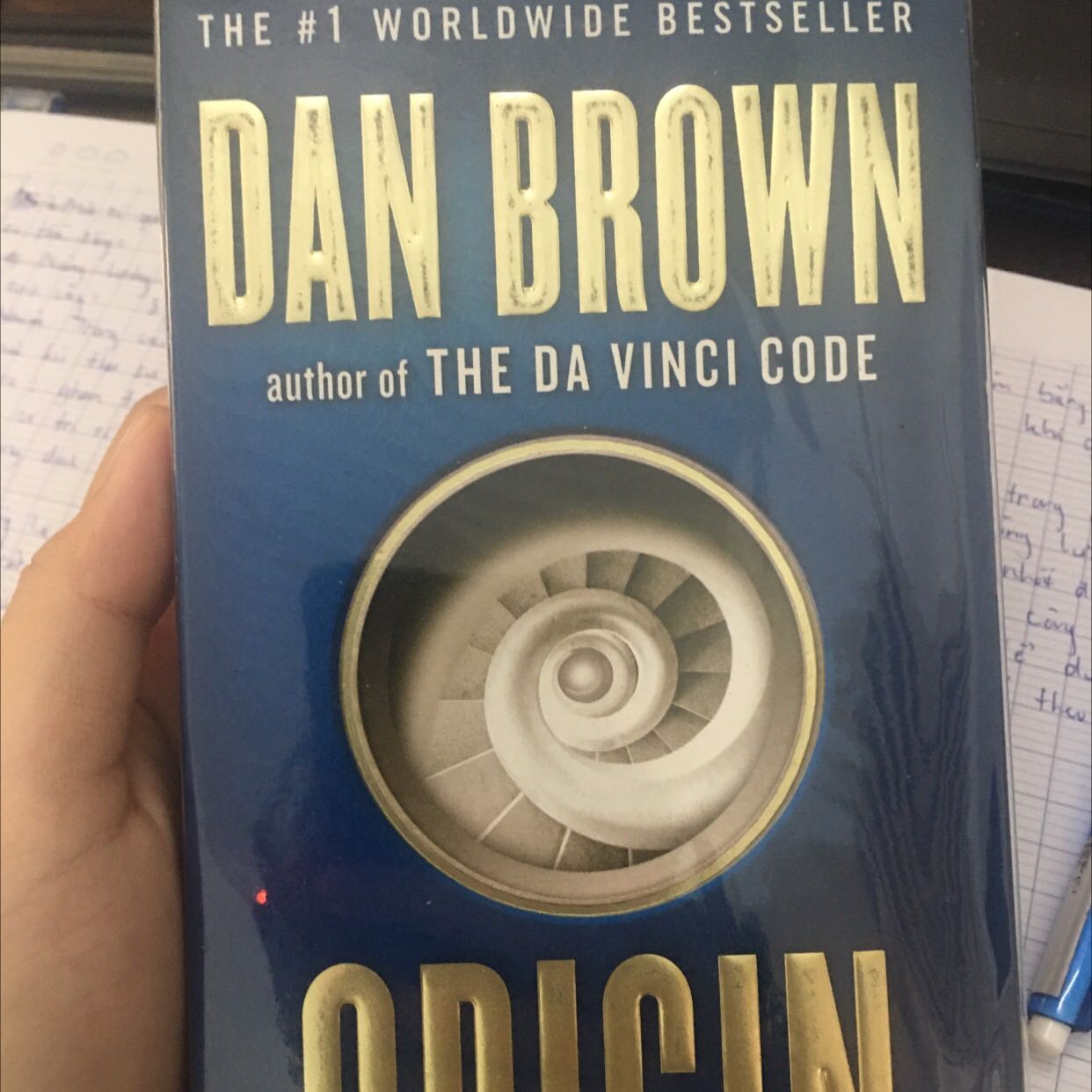 Chất giấy dày, nhưng mình hơi ngạc nhiên là quyển tiếng việt của nó to gấp rưỡi bản tiếng anh luôn á, tưởng dịch qua thì kích thước sêm sêm nhau thôi