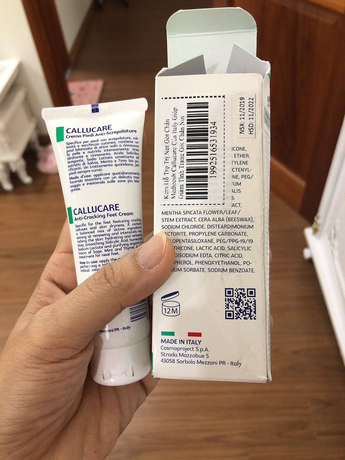 Kem mịn, mềm. Mới dùng lần đầu thấy tạm ổn. Dùng thời gian nữa mới biết được hiệu quả không. Thoa xong nên mang tất vào để giữ ẩm và khỏi dính nhà