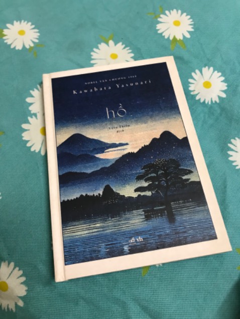 1 trong 6 tác phẩm của nhà văn Nhật đoạt giải Nobel văn học đã được dịch sang tiếng Việt. Nếu bạn yêu văn học Nhật và tò mò muốn biết lý do tại sao Kawabata Yasunari lại dành được giải thưởng văn học Nobel danh giá này thì tiểu thuyết “HỒ” là 1 lời hứa cho những điều kỳ diệu mà bạn đang trên đường chạm tới. Một cuốn sách hay, đáng đọc.

Tiki ship siêu tốc. Đóng gói không có xốp chống sốc nhưng vì ship từ kho lớn ở thành phố đến thẳng người mua nên sách vẫn đẹp long lanh.