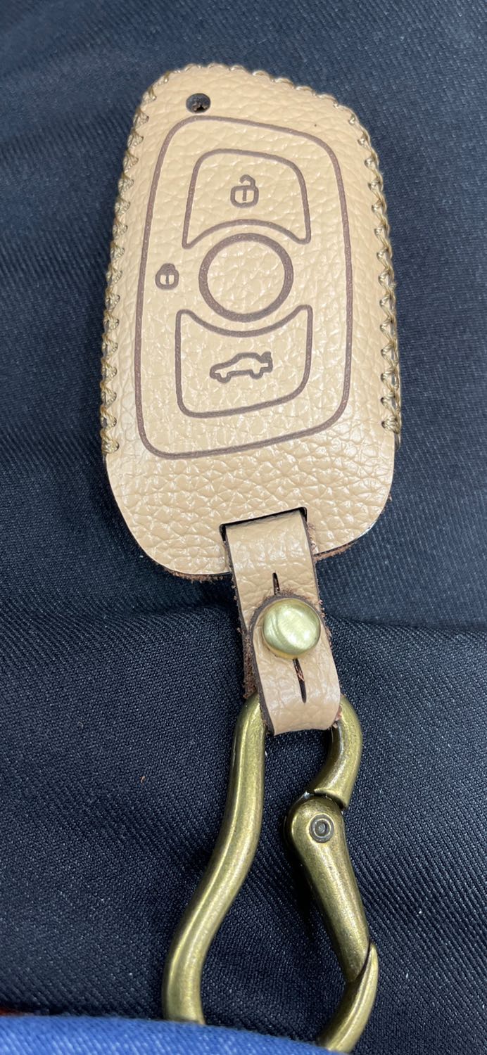 Tương đối hài lòng. Mặt trong da hỏi mủn chút. Móc khoá chắc chắn, mũi khâu cẩn thận