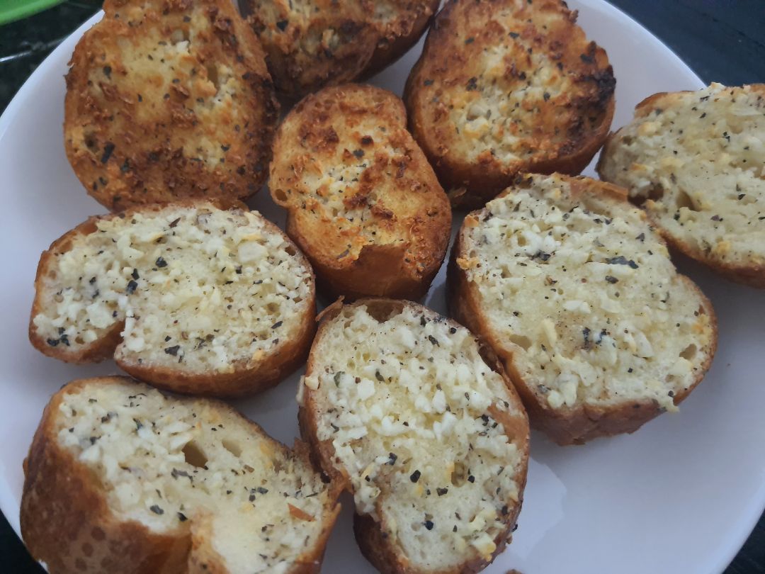 tưởng không ưng nhưng lại ưng không tưởng. Vận chuyển nhanh và đóng gói cẩn thận. Máy rất dễ sử dụng cũng như dễ dàng lau dọn sau khi sử dụng. Mình đã thử chiên gà, khoai tây chiên, hoàn thánh chiên cũng như nướng bánh mì bơ tỏi. Với mức giá này thì hoàn toàn hợp lý với gia đình nhỏ 2 hoặc 3 người. lý do chỉ hợp với gia đình nhỏ là vì dung tích lồng chỉ có 3.2L. Nếu gia đình ai nhiều người thì nên chọn dung tích lớn hơn.