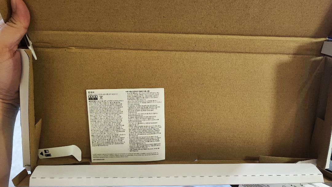 giao thiếu hàng, bàn phím bluetooth nhưng ko có usb receiver. Như vậy. hàng này không còn nguyên seal và đã bị bóc ra, và usb đã ko còn trong box. Đề nghị đổi lại hàng mới. Mất thời gian quá, cám ơn. giao thiếu hàng, bàn phím bluetooth nhưng ko có usb receiver. Như vậy. hàng này không còn nguyên seal và đã bị bóc ra, và usb đã ko còn trong box. Đề nghị đổi lại hàng mới. Mất thời gian quá, cám ơn.