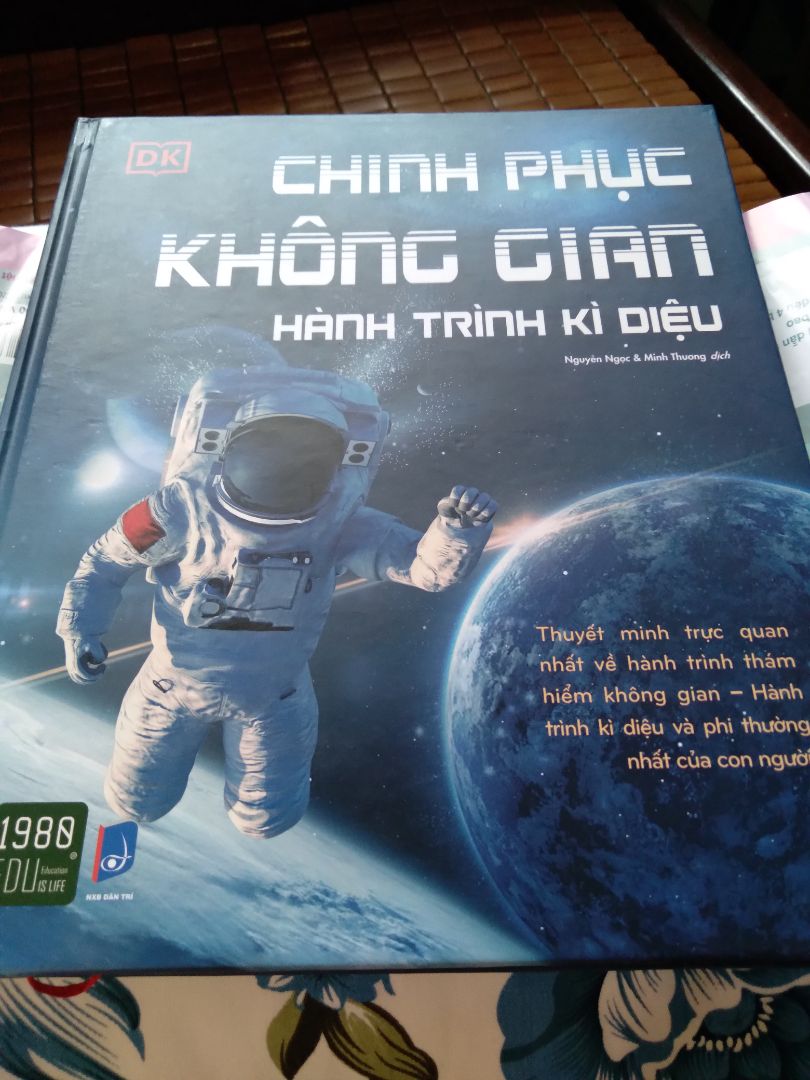 Sách còn mới mặc dù ko có áo bọc. Sách trực quan với hình ảnh cho trẻ em cũng phù hợp với mình về đề tài khó nhằng này nếu muốn đọc để có kiến thức.