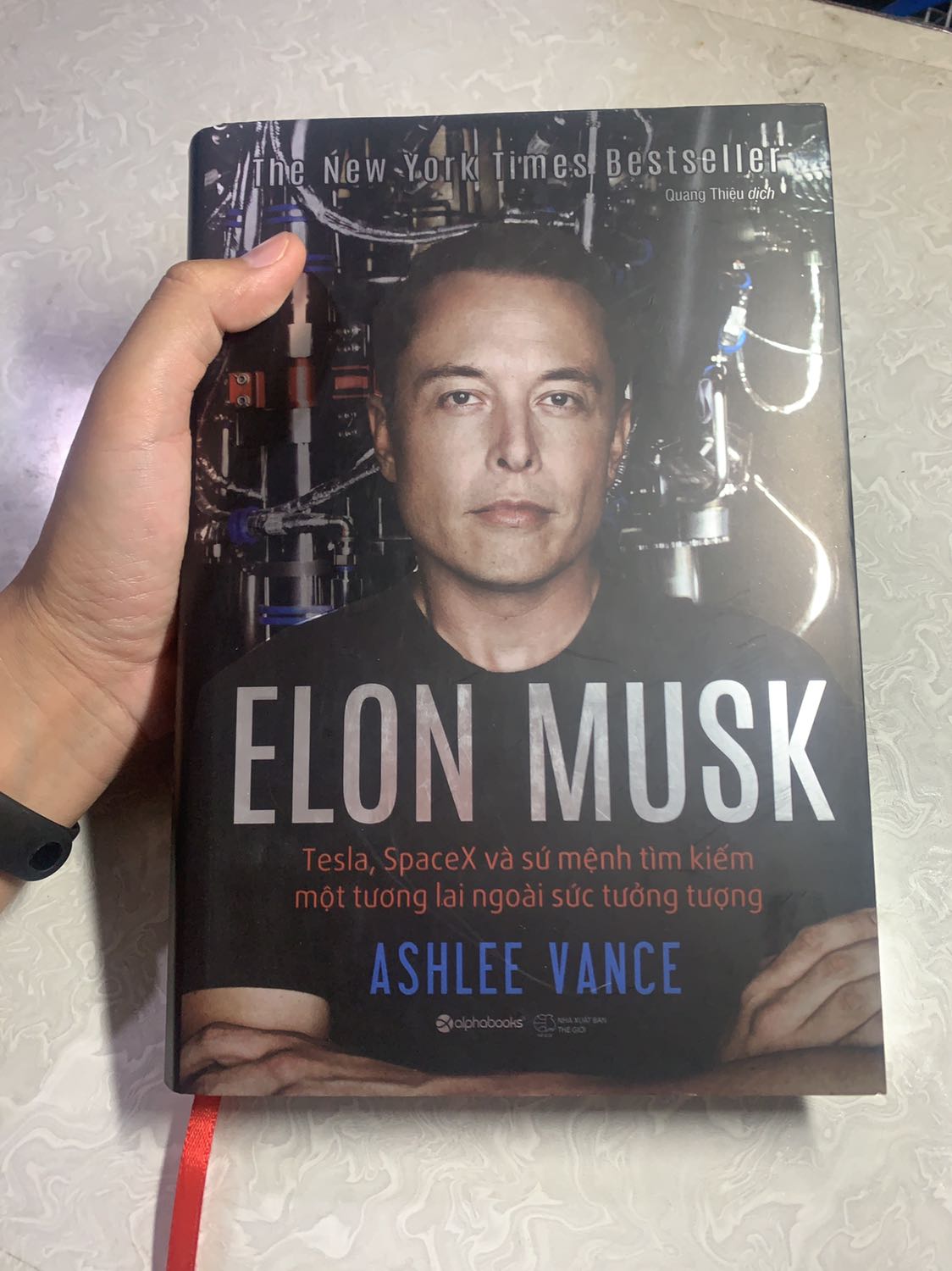 Chất lượng sách rất tốt, bìa cứng, giấy cứng, chữ in rõ nét, xứng đáng đồng tiền, đây là cuốn sách đầu tiên dành ra cả ngày chủ nhật gần 400 trang,Hiểu hơn về những người giầu có thành công trên thế giới, họ thực sự phi thường, nỗ lực, cố gắng, phải chịu được những áp lực mà người thường không làm được, nên mua