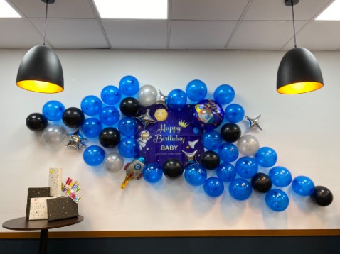 Mục đích sử dụng: Đầu tiên, bạn nên xác định mục đích của set bóng này. Set bóng phi hành gia có thể được sử dụng cho nhiều mục đích khác nhau, bao gồm mục đích giáo dục, trang trí, nghiên cứu khoa học hoặc thậm chí trong phim ảnh và truyền hình.

Thiết kế và mẫu mã: Bạn cần xem xét thiết kế và mẫu mã của set bóng phi hành gia. Điều này bao gồm màu sắc, hình dáng, chất liệu và các chi tiết khác. Thiết kế có hấp dẫn và phù hợp với mục đích sử dụng hay không?

Chất lượng: Đánh giá chất lượng của set bóng, bao gồm độ bền, khả năng chịu nhiệt, khả năng bơm hơi và bền vững trong thời gian dài. Chất lượng càng tốt, thì set bóng càng đáng giá.

Giá trị: Xem xét giá trị của set bóng phi hành gia so với giá tiền bạn phải trả. Có phải đây là một sản phẩm hợp lý về giá trị hay không?

Phản hồi từ người dùng khác: Đọc các đánh giá từ người dùng khác, nếu có. Những phản hồi này có thể giúp bạn hiểu rõ hơn về cách mà set bóng này đã được nhận định bởi người khác.

Mục tiêu cá nhân: Cuối cùng, đánh giá set bóng phi hành gia dài 50 ký tự dựa trên mục tiêu cá nhân của bạn. Nếu nó đáp ứng nhu cầu và mong đợi của bạn, thì nó có thể được coi là một set bóng tốt cho bạn.