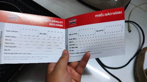 Mới nấu thử tý nước thì thấy bếp khá ổn ổn, nhưng mà mặt vật liệu gõ vào thử thì thấy không giống kính như miêu tả mà thấy giống nhựa hay mica hơn.
Phiếu bảo hành thì không thấy điện thông tin gì của công ty hay nhân viên xuất phiếu thì liệu không biết có giá trị bảo hành không nữa...?