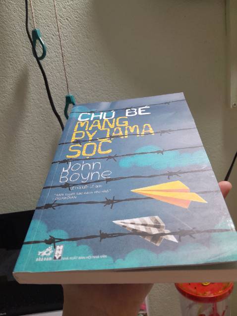 Giao hàng nhanh, shipper dễ thương lắm ạ. Tuy nhiên đóng gói quá ẩu, lúc ship về hộp cũng không còn nguyên vẹn, bên trong cũng chỉ lót 1 tờ giấy mỏng ở phần trên hộp. Quyển Chú bé mang pyjama sọc ở phía dưới cùng nên móp nặng nhất luôn. 🥲