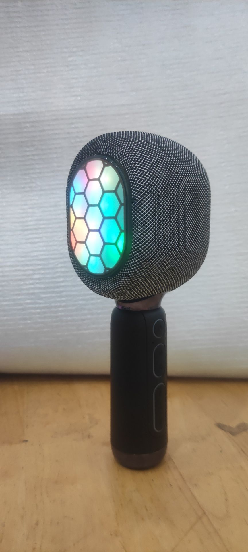 mic có led khá đẹp, hát hay, âm thanh ổn, hàng chính hãng icore nên cũng yên tâm, pin cũng dc lâu lắm, nê mua nha