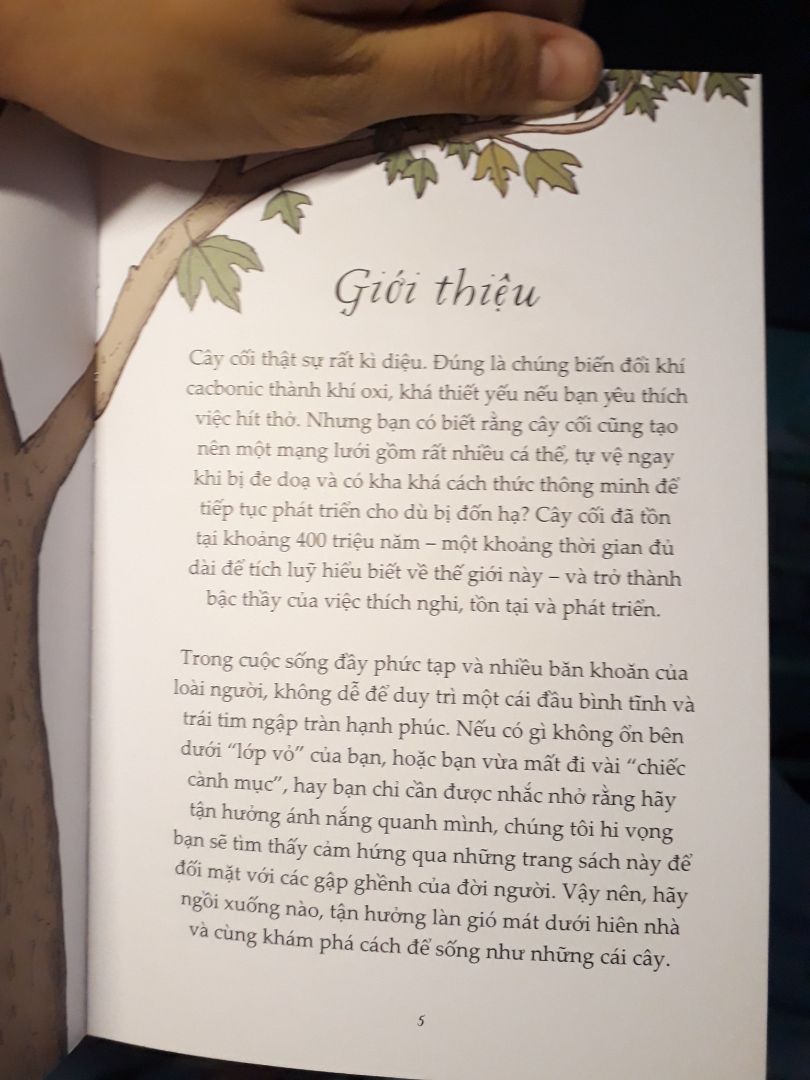 theo cảm nhận của mình thì chất giấy khá dày, hình vẽ minh họa đơn giản,đẹp và màu sắc không bị chói. Về nội dung thì mình sẽ không khẳng định là nó có hay hay không là tùy vào cảm nhận của mỗi người. Nên mình sẽ chụp vài trang cho mọi người đọc tham khảo ạ.