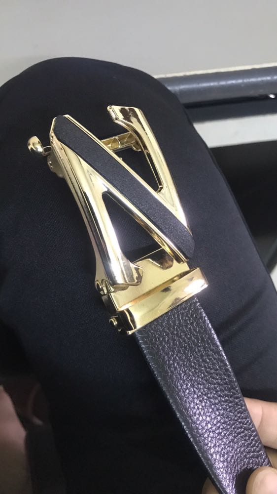 Đầu khoá đẹp và chắc chắn, dây da mềm, dài đeo không bị cứng. Dây da được may bo tròn, đường chỉ tỉ mỉ và chắc chắn.