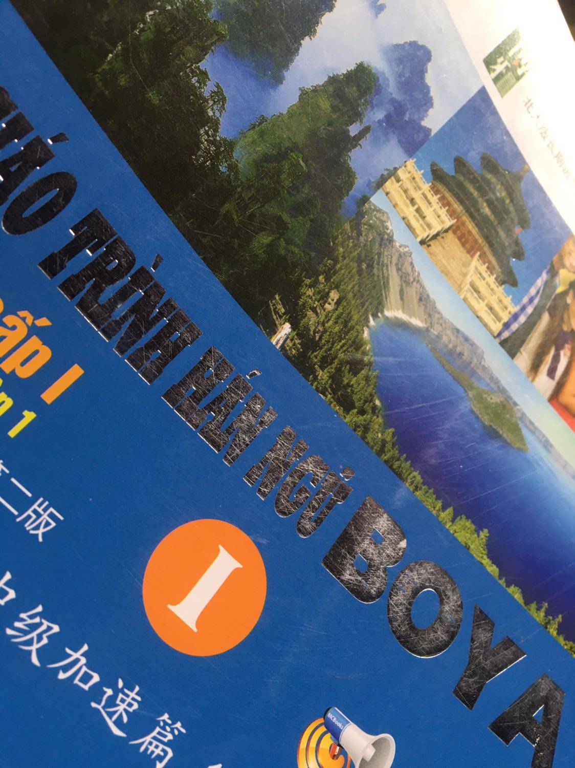 Mình mới nhận sp cách đây 30’. Mở ra hoàn toàn thất vọng. Bìa sau rách, có dấu mực dài; bìa trước xước nhiều, ảnh chỉ chụp đc 1 phần, nhìn mắt thường quyển sách xấu thật sự ạ. Mong bên bạn có tâm hơn trong việc cung cấp hàng hoá!