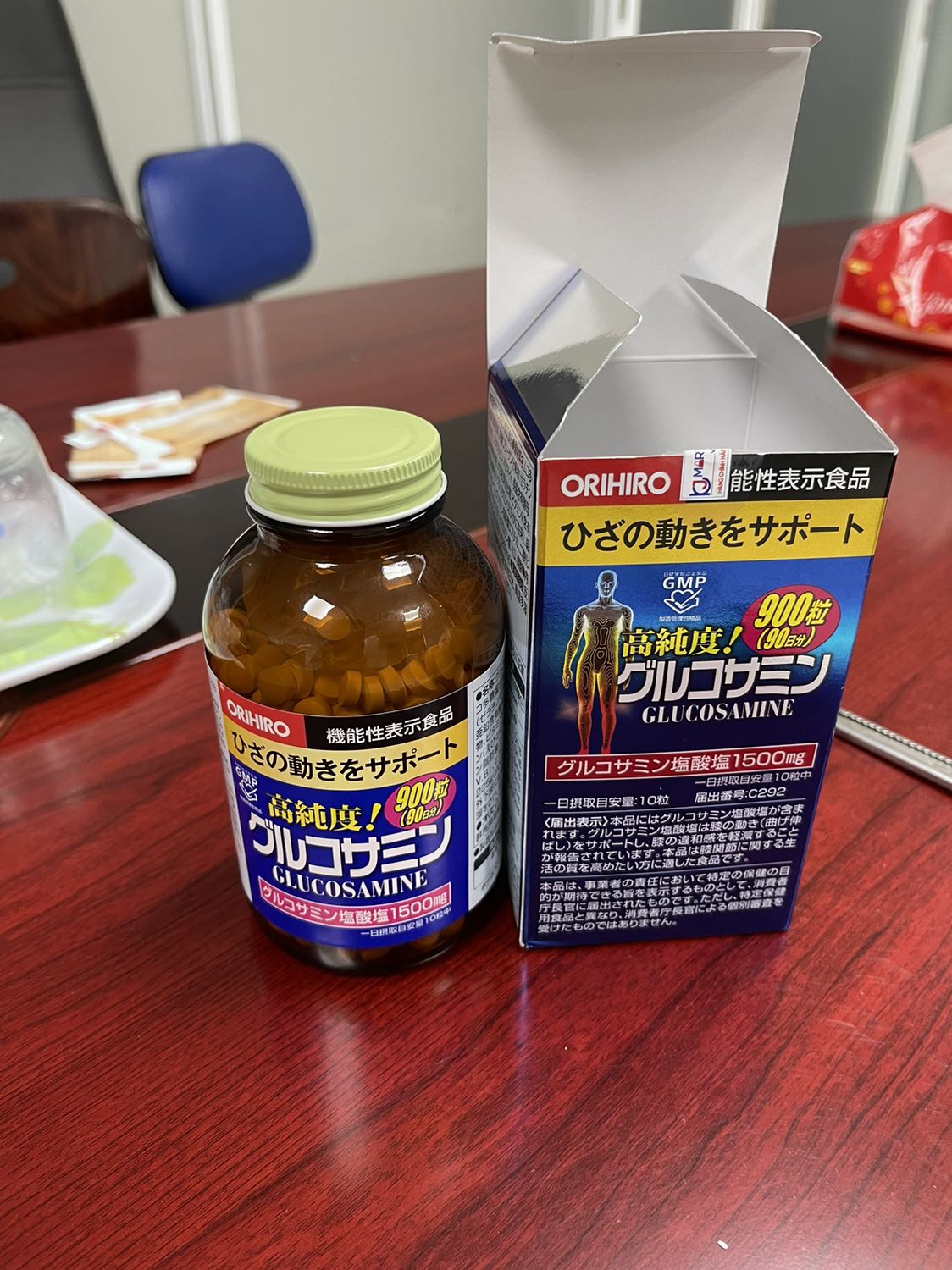 Mình chưa dùng nhưng vì tin những sp nội địa nhật, và khá tin tưởng Tiki Trading. Tuy nhiên lần này có vài điều comment:
1- Sp không có tờ hướng dẫn rời??? Một sp dùng vào cơ thể con người cần có phần thông tin, ít nhất bằng tiếng nước ngoài hoặc việt hoá. Mình thấy thông tin trên nhãn sp là chưa đủ thông tin.
2- Không có hoá đơn kèm theo, sp được nhập khẩu (có tem, nhãn nhập khẩu bởi KJ Mart VN). Mình nghĩ là 1 thiếu sót vì sp là dạng thực phẩm chức năng dùng vào cơ thể cần có sự đảm bảo cao.
3- Tiki Trading không có phần “chat” trao đổi. Rất bất tiện.