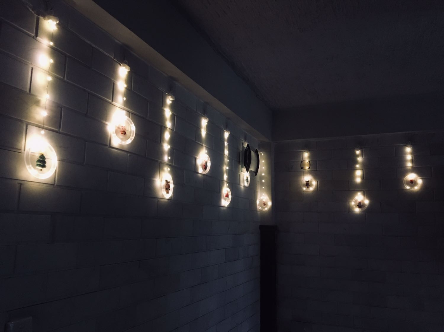 Đèn đẹp như mô tả trong hình chụp của nhà bán, giá thì có lẻ hơi cao, nhưng lúc khó khăn dịch già cũng ok, giao hảng cực nhanh, vote cho 5 SAO