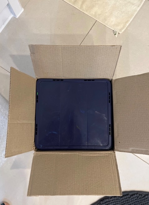 hình ảnh quảng cáo quá đẹp, hàng giao hoàn toàn trái ngược, hình ảnh quảng cáo màu trắng kệ nhìn chắc chắn nhưng khi nhận thì màu đen, nhựa cứng ngắc, không lắp ráp được. Liên hệ shop thì không ai trả lời. 
Mọi người nên cảnh giác, mua thứ này chỉ mắc công đi quăng vào thùng rác còn chuốc bực mình vì bị ***