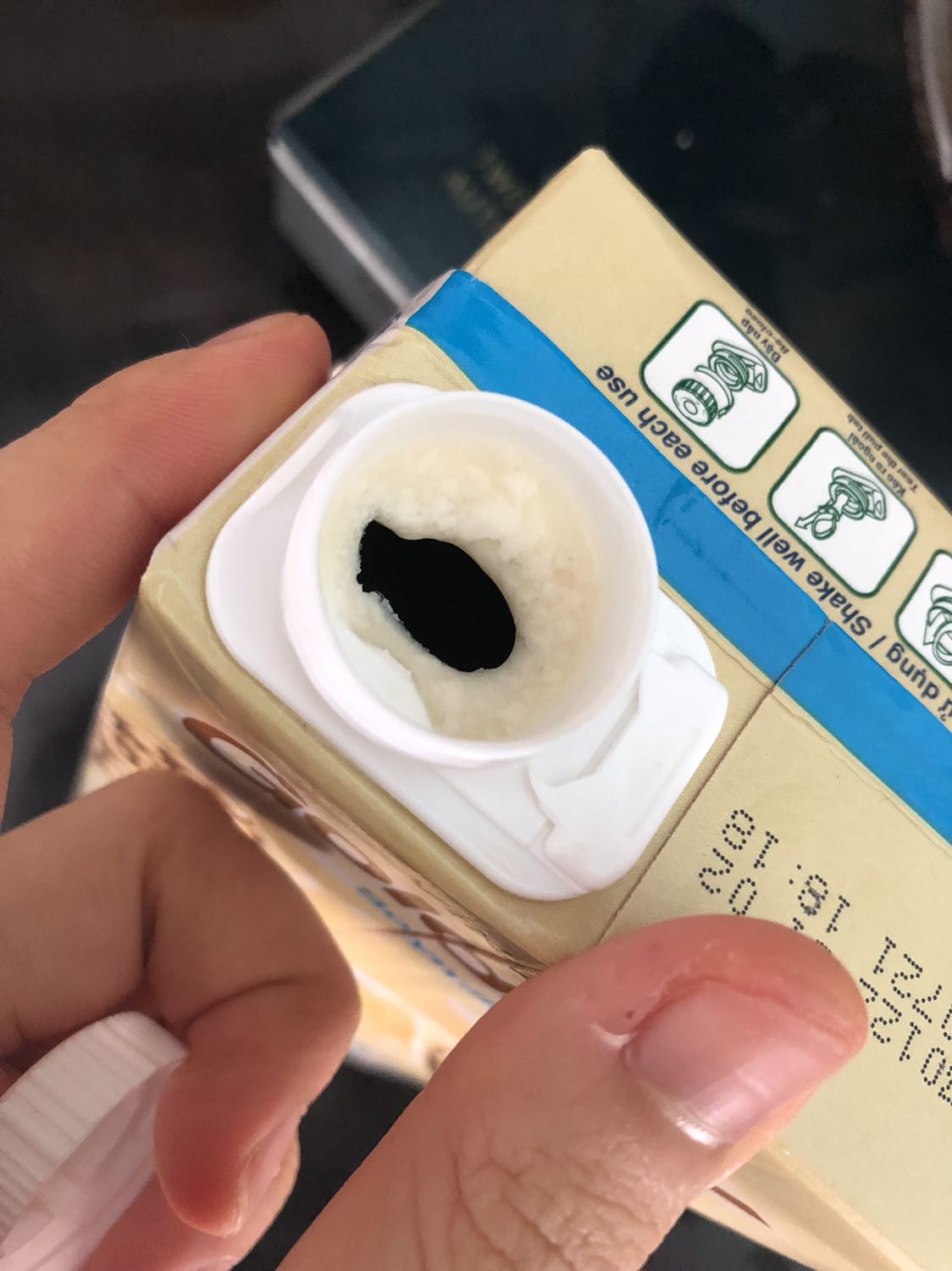 hộp sữa nó bị phồng xong hư như vậy lun nè, còn bị móp 2 góc thùng nữa 🥲 nhưng giao thì nhanh